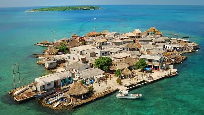 Santa Cruz del Islote là hòn đảo nằm trên biển Caribbean, khu vực ngoài khơi Colombia, bắt đầu có người tới sống từ 150 năm trước. Hiện tại, trên đảo không có bác sĩ. Điện thường xuyên bị cắt 5 tiếng mỗi ngày.