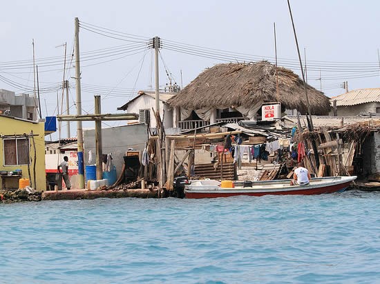 Dù khá an toàn, đảo cũng có một người làm nhiệm vụ đảm bảo an ninh. Anh ta là bảo vệ trường học với số lượng 80 học sinh. Luật pháp Colombia quy định mỗi trường học phải có ít nhất một người bảo vệ.