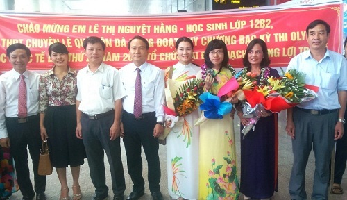 Hang (third right) with her teachers and leaders of the city’s Department of Education and Training