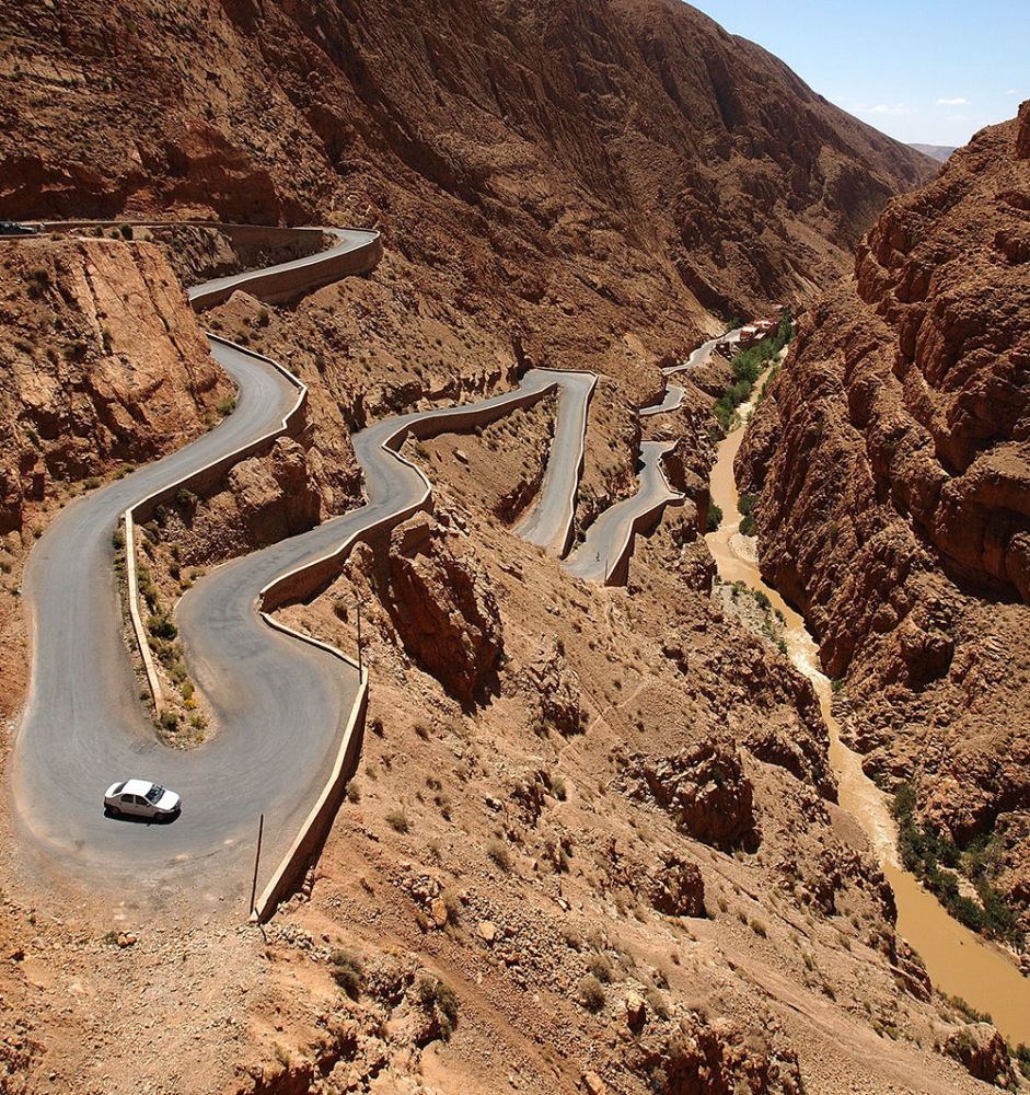 Cung đường Dades Gorges trên dãy núi Atlas của Morocco vừa đẹp như tranh vẽ, vừa nguy hiểm chết người.