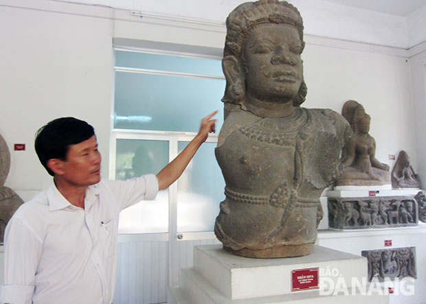 Anh Nguyễn Hồ giới thiệu tượng thần Siva được phục chế phần thân-cổ. Ảnh: H.N