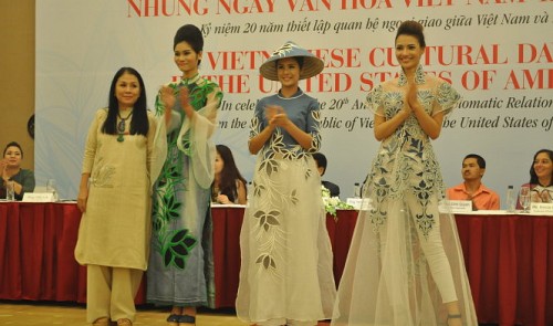 Vietnamese designer Minh Hanh (L, 1st) is seen showing her new collection, which will be featured at the fashion show held on August 9, 2015 at the Millennium Stage as part of the “Vietnamese Cultural Days” fest in the U.S. Tuoi Tre