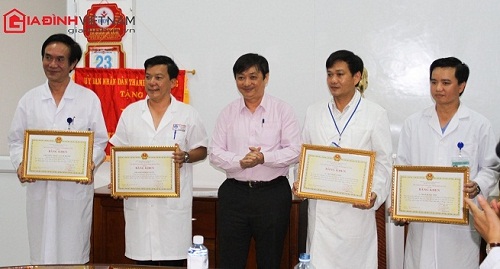 Vice Chairman Dung (centre) and the honourees