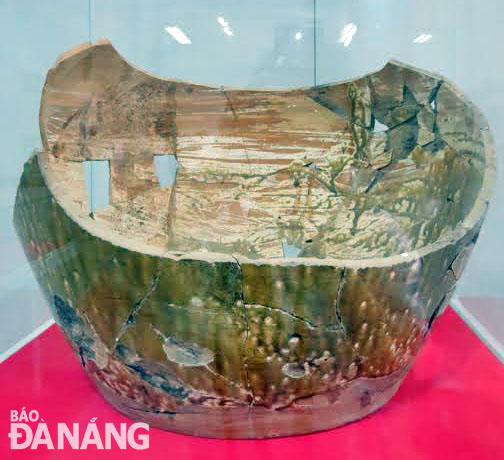 Hiện vật gốm khai quật tại tháp Phong Lệ.