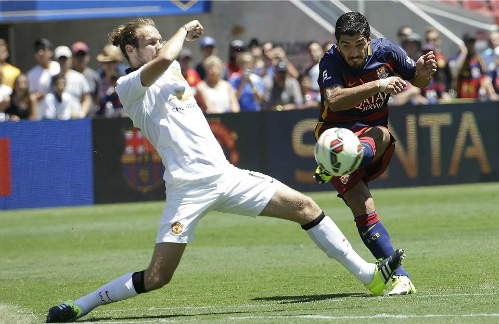 Nỗ lực của Suarez chưa thể giúp Barca thắng trận. Ảnh: AP.