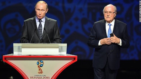 Tổng thống Putin và chủ tịch FIFA Sepp Blatter. Ảnh: Reuters