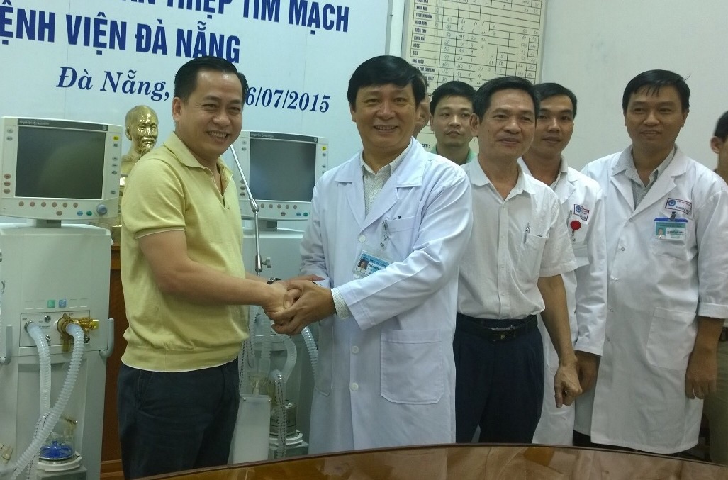 Ông Phan Văn Anh Vũ, Chủ tịch HĐQT Công ty IVC trao máy thở cho Bệnh viện Đà Nẵng