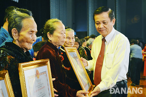 Lãnh đạo thành phố trao tặng danh hiệu Bà mẹ VNAH cho các mẹ. 