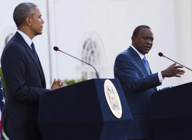 Tổng thống Mỹ Barack Obama (trái) và người đồng cấp Kenya Uhuru Kenyatta tham gia cuộc họp báo chung tại Nairobi ngày 25-7. 				                                 Ảnh: AFP