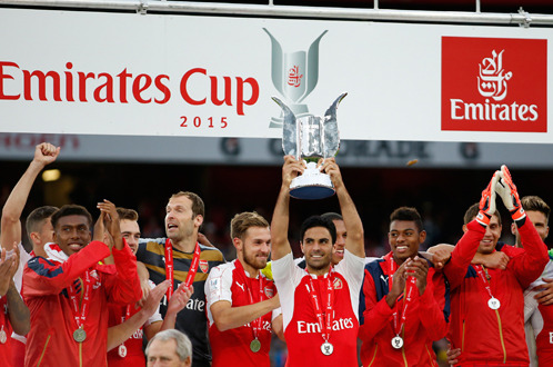 Arteta cùng đồng đội giơ cao Emirates Cup - Ảnh: Reuters