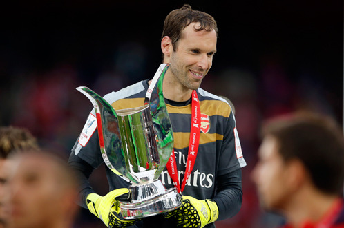 Thủ môn Petr Cech vui vẻ với Emirates Cup - Ảnh: Reuters