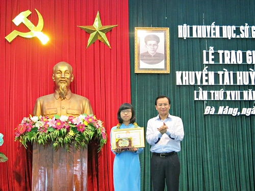 Municial Party Committee Deputy Secretary Nguyen Xuan Anh (right) and one of the award winners