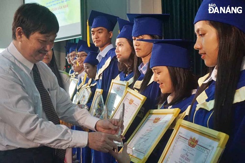 Vice Chairman Dung awarding degrees to graduates