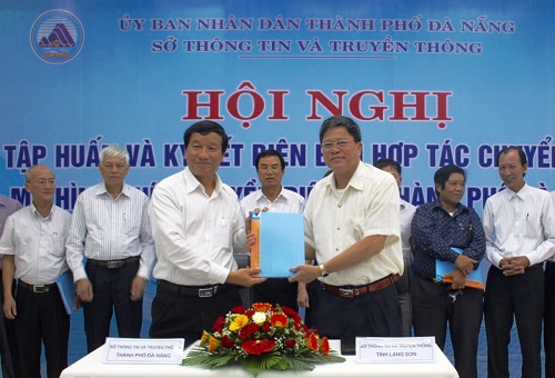 Representatives from the departments of Information and Communications in Da Nang and Lang Son Province at the signing ceremony