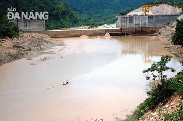 Hồ thủy điện Sông Bung 6 ở cuối dòng sông Bung đang “đói nước”.
