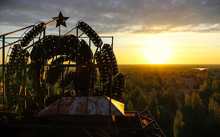 Nhiều vùng rộng lớn thuộc Ukraina, Belarus và Nga bị ô nhiễm nghiêm trọng, dẫn tới việc phải sơ tán và tái định cư cho hơn 336.000 người. Khoảng 60% đám mây phóng xạ đã rơi xuống Belarus