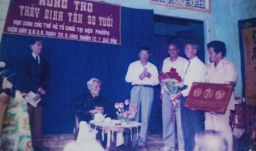 The late teacher Dinh Tan (sitting) at a family ceremony to congratulate him on his longevity in 1993. On the right are his former students.