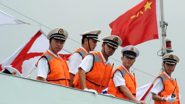 Hải quân Trung Quốc đang đứng trên boong tàu tác chiến hộ vệ tên lửa số 525.  Ảnh: AFP