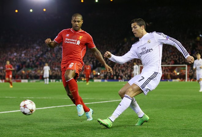 Ronaldo (phải) trong trận Real Maldrid thắng Liverpool 3-0 tại Bernabeu ở vòng bảng Champions League. (Nguồn: allsportsnews.co.uk) 