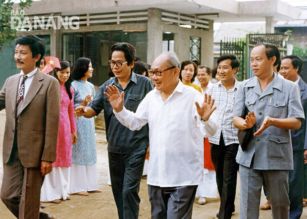 Chủ tịch Hội đồng Nhà nước Võ Chí Công thăm Nhà máy Dệt 29-3 năm 1989.                                Ảnh: NGỌC HỢI