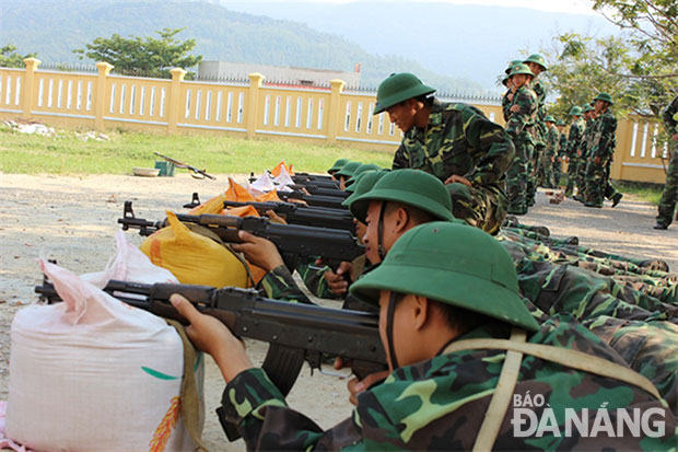 Cán bộ, chiến sĩ Đại đội Huấn luyện, cơ động (BĐBP) huấn luyện chiến sĩ mới.