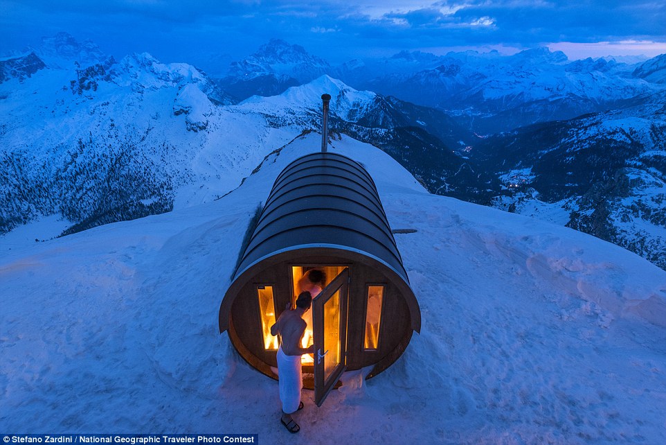 Phòng tắm xông hơi trên núi Dolomites. Monte Lagazuoi, Cortina, Italy. (Nguồn: Stefano Zardini