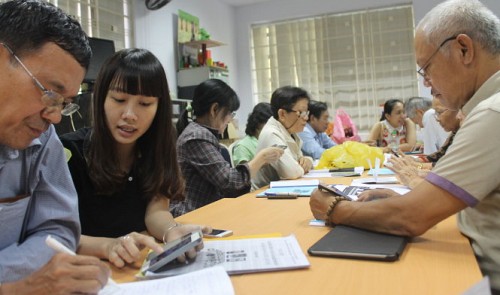 A group of elderly people take part in a class on how to use the Internet and smartphones. Tuoi Tre