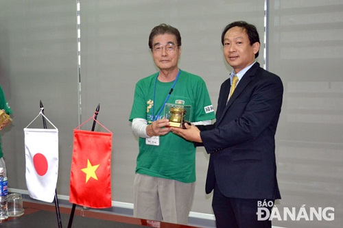  Mr Shimobaru (left) and Deputy Director Hieu