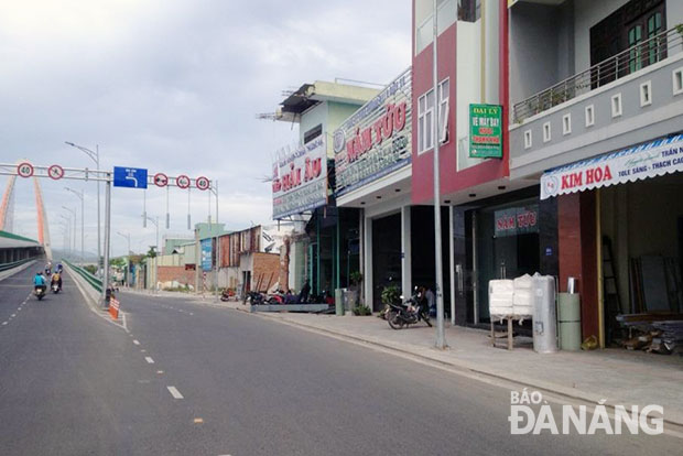 Những hộ kinh  doanh sắt, thép, tôn trên đường Điện Biên Phủ hoạt động trở lại khi cầu vượt hoàn thành.