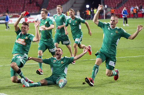 Niềm vui của các cầu thủ Rapid Wien sau khi loại Ajax - Ảnh: Reuters