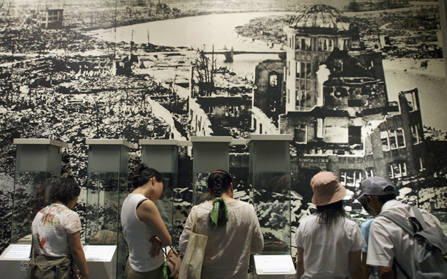 Khách tham quan xem tấm ảnh khu vực Mái vòm Bom nguyên tử Hiroshima. Ảnh Getty Images