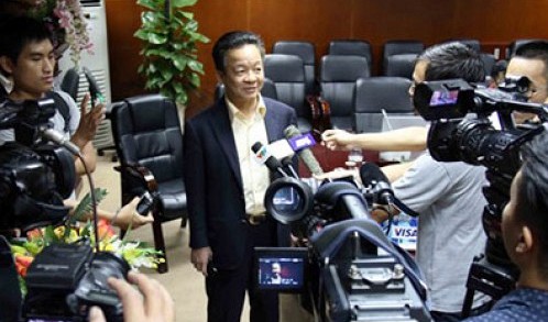 SHB Bank chairman Do Quang Hien speaks to reporters at a media meeting ahead of the Vietnam-Manchester City game in Hanoi. Tuoi Tre