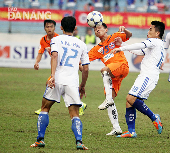 Cuộc tái đấu QNK Quảng Nam (áo trắng) với SHB Đà Nẵng (áo cam) đang hứa hẹn rất nhiều gay cấn.