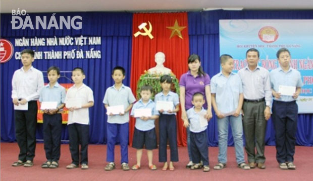 Ngành ngân hàng trao học bổng khuyến học cho học sinh nghèo.