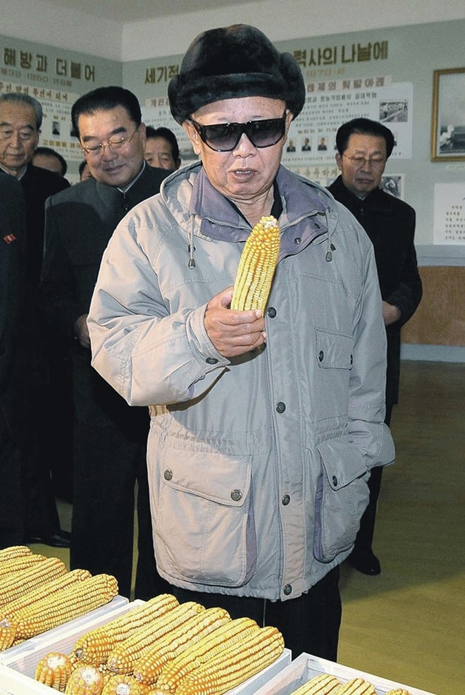 Ảnh chụp cố chủ tịch Kim Jong Il khi ông ghé thăm một nông trang ở Dongbong năm 2009. Ảnh: Reuters