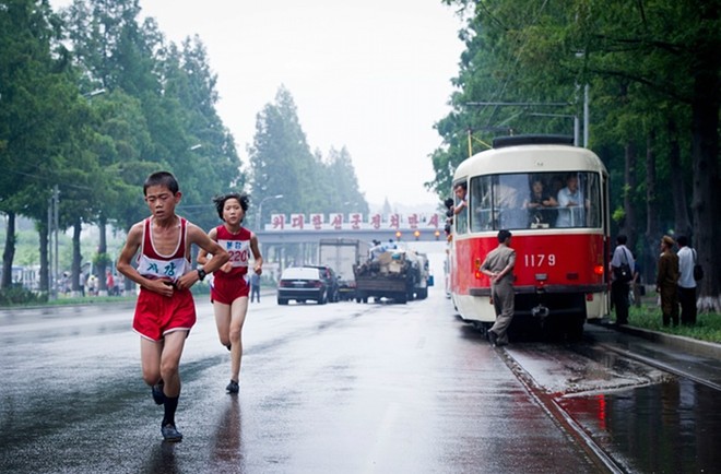 Các vận động viên tham gia cuộc thi chạy marathon ở Bình Nhưỡng năm 2012. Ảnh: Guardian