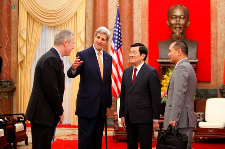 Ông John Kerry giới thiệu Đại sứ Mỹ tại Việt Nam Ted Osius. 