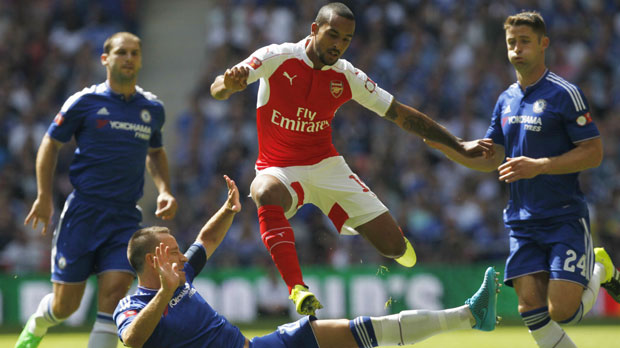 Theo Walcott khiến 3 hậu vệ Chelsea gặp quá nhiều khó khăn. Ảnh: Goal