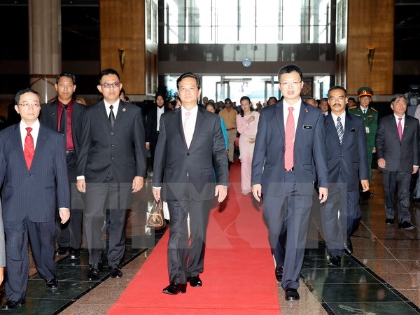 Lễ đón Thủ tướng Nguyễn Tấn Dũng tại sân bay quốc tế Kuala Lumpur.