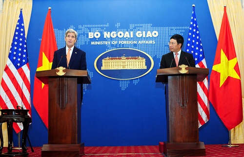 Phó Thủ tướng, Bộ trưởng Ngoại giao Phạm Bình Minh và Bộ trưởng Ngoại giao Hoa Kỳ John Kerry phát biểu tại cuộc họp báo sau hội đàm. Ảnh: VNE