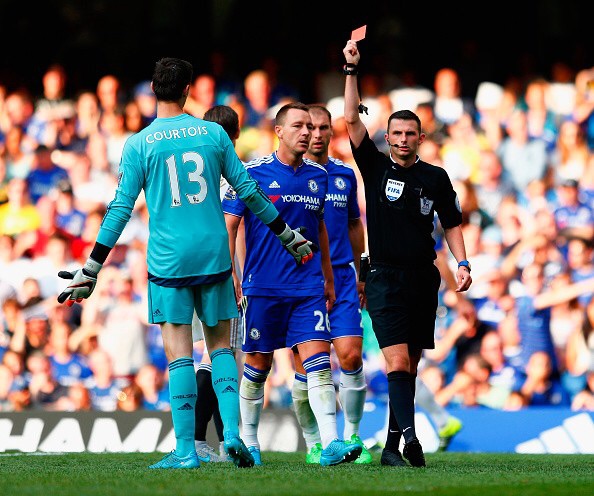 Chiếc thẻ đỏ của Courtois góp phần khiến Chelsea khởi đầu không như ý ở Premier League 2015/16. Ảnh: Getty Images. .