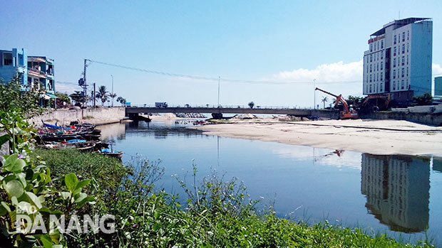 Đổ bê-tông “đậy nắp” cửa sông Phú Lộc để làm vườn hoa, sân chơi không thể đạt mục tiêu cải tạo môi trường nước sông. Ảnh: SƠN TRUNG