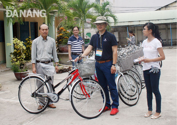 Tặng xe đạp cho làng Hy Vọng, chuẩn bị năm học mới. 