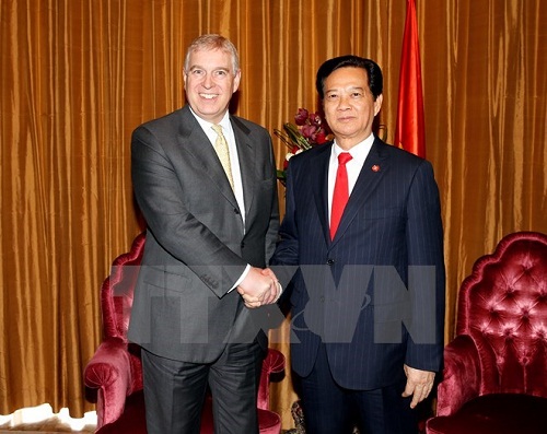 Prime Minister Nguyen Tan Dung (R) and Prince Andrew - the Duke of York (Photo: VNA)