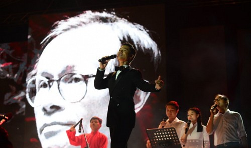 Vietnamese singer Duc Tuan is seen performing onstage. Tuoi Tre