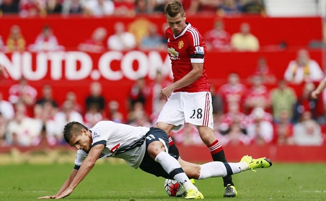 Một tân binh khác của Man Utd là Morgan Schneiderlin (bên phải trong hình) cũng thể hiện tốt. Cựu tiền vệ Southampton đã quá quen với giải Ngoại hạng Anh nên không mất thời gian làm quen với môi trường. Trận gặp Tottenham, anh đá điềm tĩnh, lạnh lùng, giữ bóng chắc.