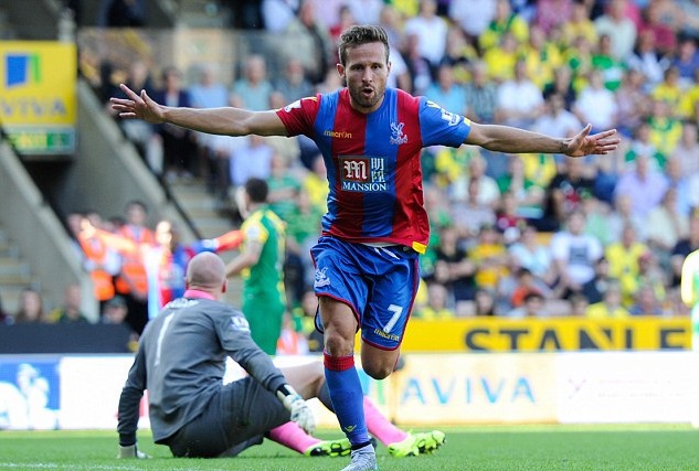 Yohan Cabaye mới chuyển từ PSG trở lại Ngoại hạng Anh, đầu quân cho Crystal Palace. Tiền vệ người Pháp sẽ là quân bài chiến lược của HLV Alan Pardew mùa này. Trận vòng một, Cabaye ghi một bàn giúp Palace đánh bại Norwich 3-1.