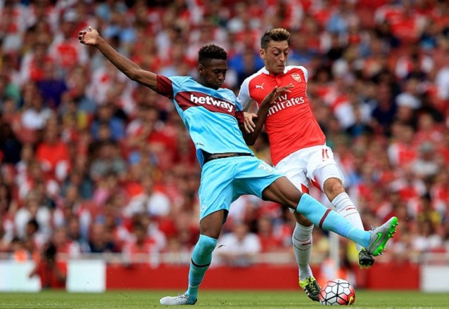 Reece Oxford (bên trái trong hình), xuất thân từ đội trẻ West Ham và là cầu thủ trẻ thứ hai ra sân ở giải Ngoại hạng. Oxford, 16 tuổi chơi ở giữa sân, làm tắt điện những ngôi sao lớn như Mesut Ozil.