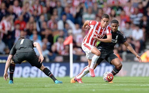 Ibrahim Afellay chuyển đến Stoke City theo dạng tự do, khi hết hợp đồng với Barca. Tiền đạo người Hà Lan có tố chất và kỹ thuật.