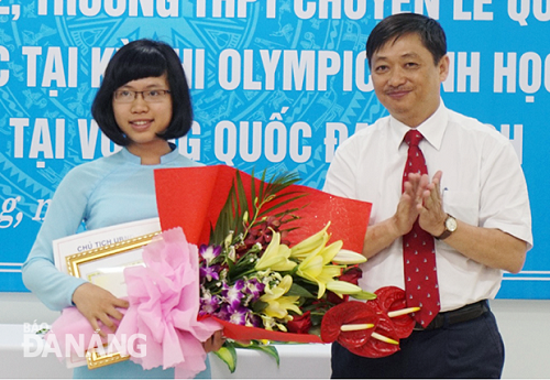 Vice Chairman Dung (right) and IBO silver medallist Hang